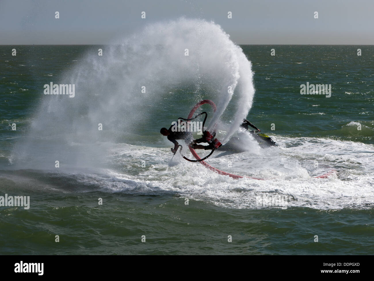 Dave Thompson führt eine erstaunliche Fly Board-Demonstration in Broadstairs Wasser Gala 2013. Stockfoto
