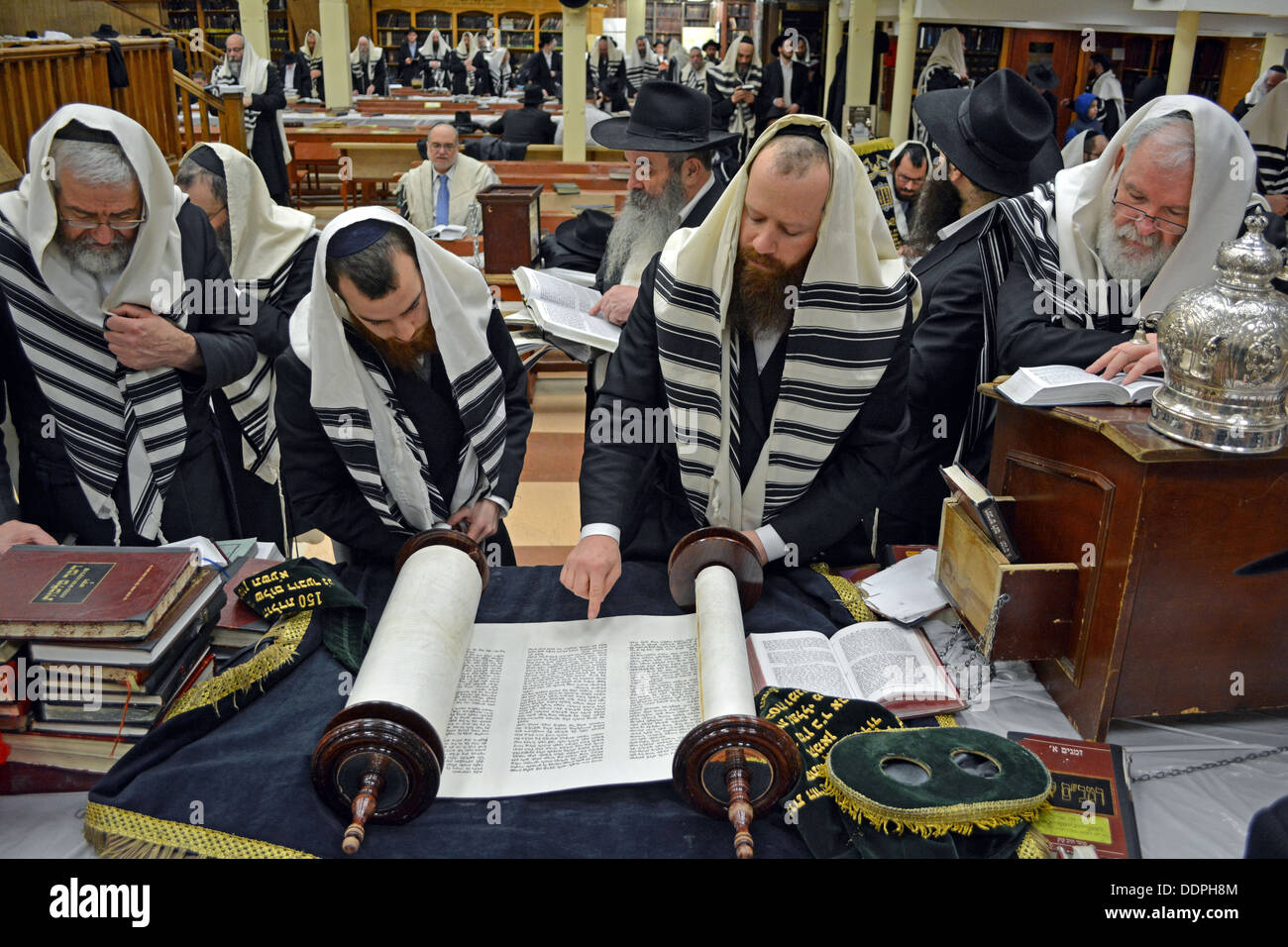 Lesen aus einer Tora-Rolle bei der Wochentag morgens Services Lubawitsch Hauptquartier in Brooklyn, New York. Stockfoto