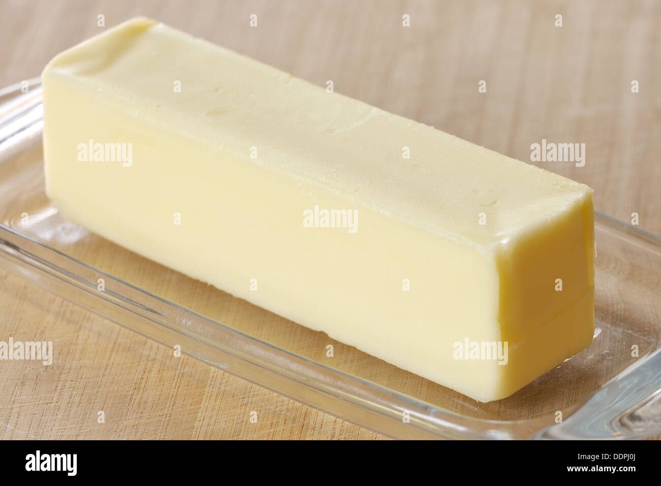 Stück Butter Tabelle auf ein Schneidebrett in Schale Stockfoto