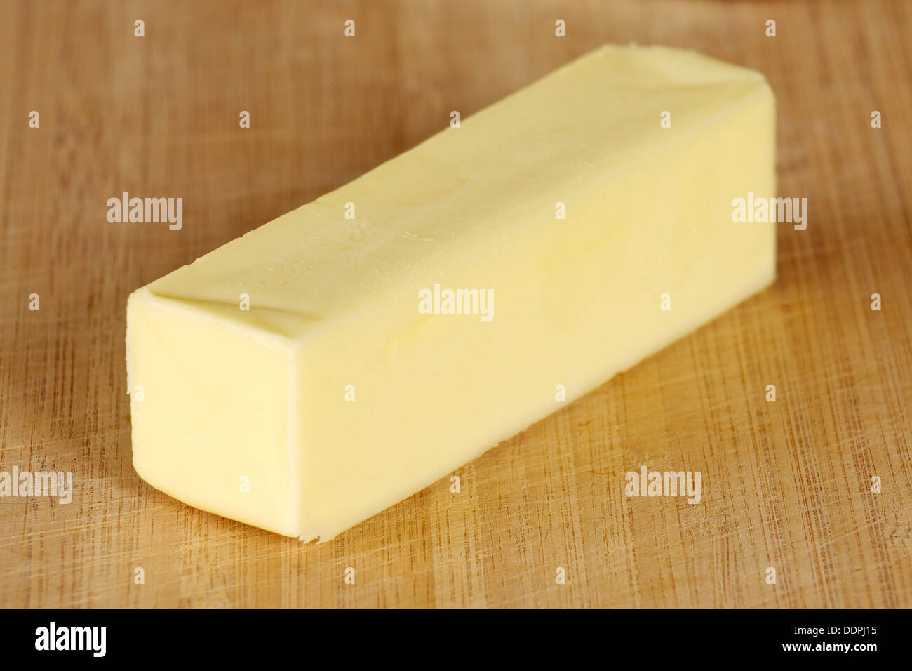 Stück Butter Tabelle auf ein Schneidebrett Stockfoto