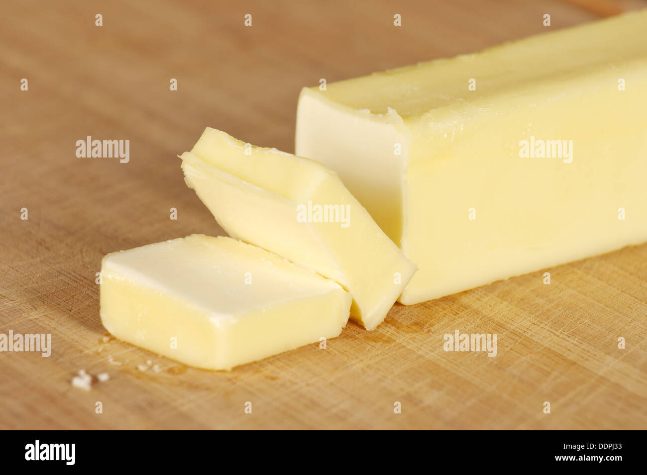 Stück Butter in Scheiben geschnittenen Tabelle auf Schneidebrett Stockfoto