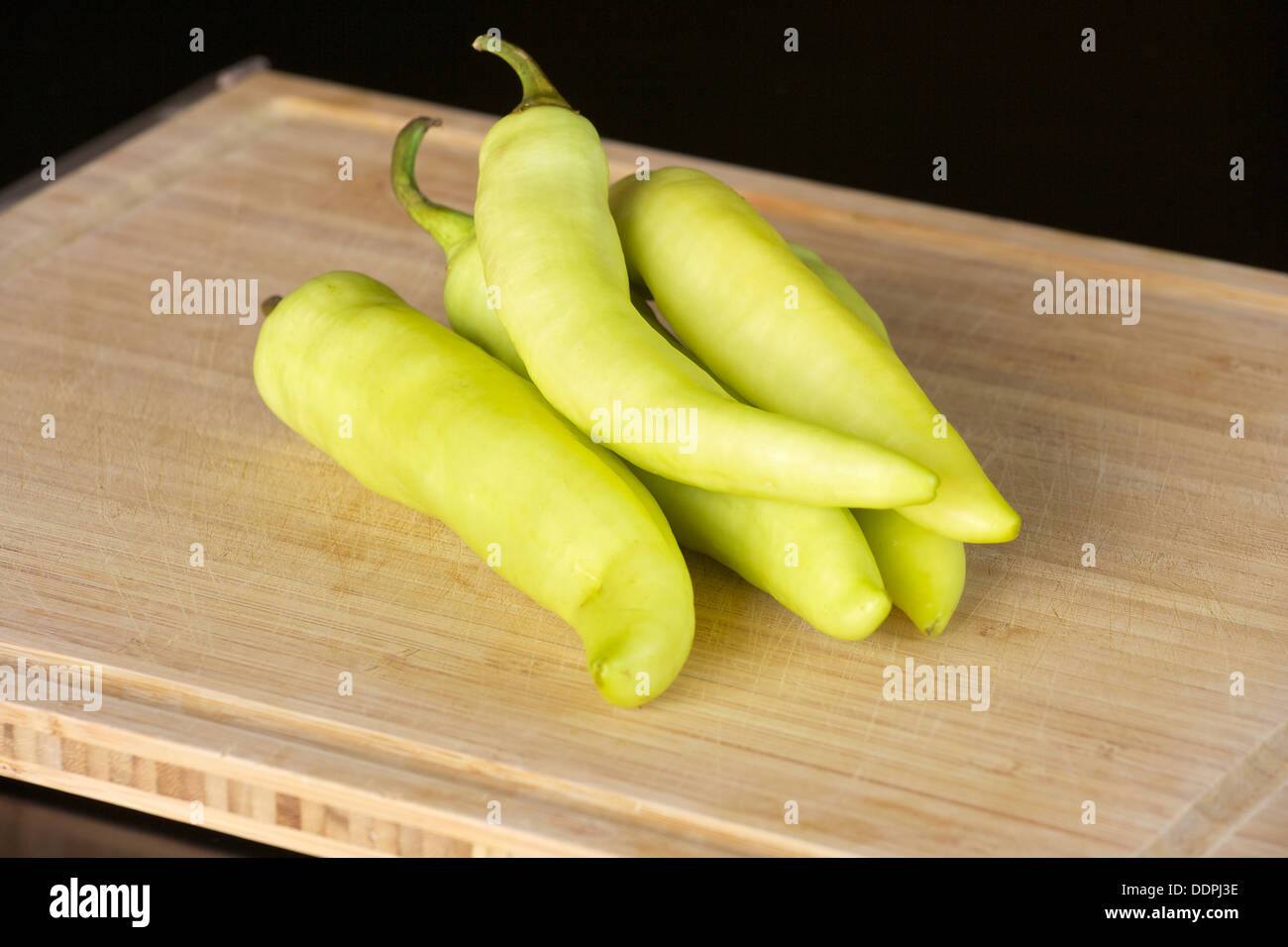 Banane Paprika auf ein Schneidebrett Stockfoto
