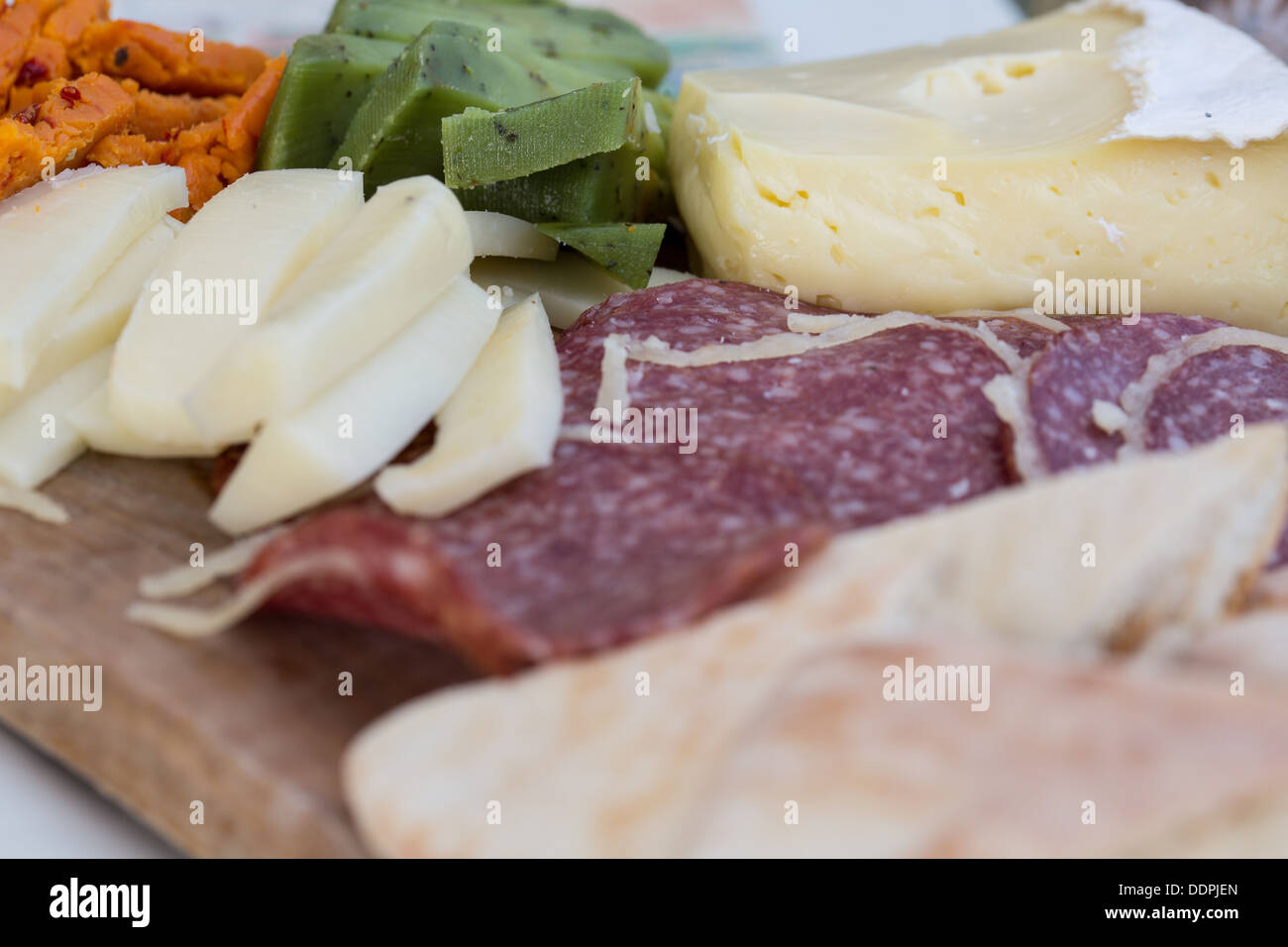 Käseplatte mit Lachs und Salame und Pita auf einer Holzplatte Stockfoto