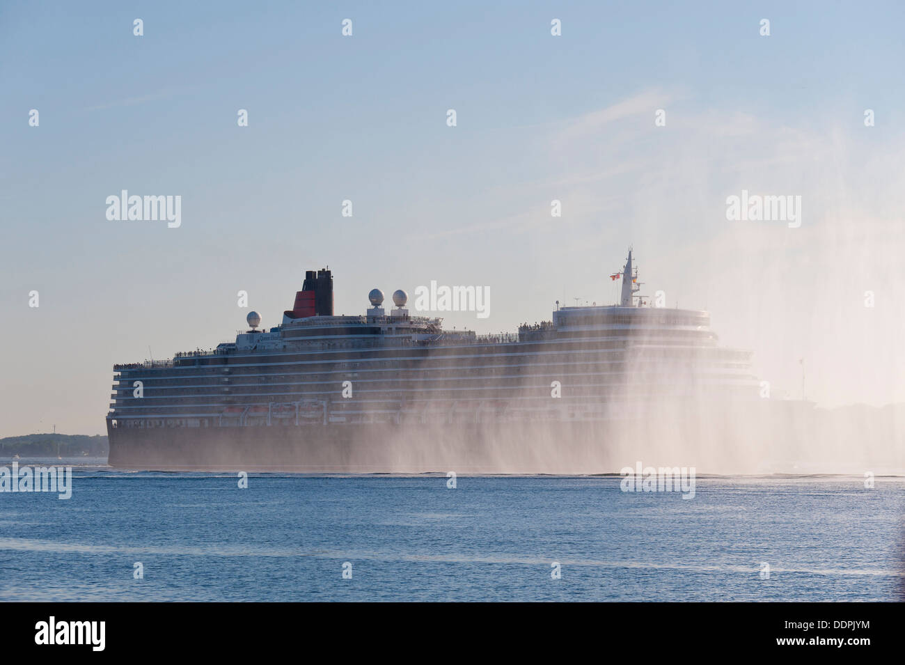 Kreuzer Queen Elizabeth im Hafen von Kiel, Deutschland, 24.07.12 Stockfoto