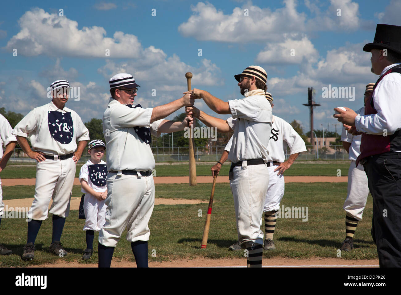Detroit, Michigan - ein Vintage base Ball Spiel zwischen den Sternen Wyandotte und Saginaw Old Gold, mit Regeln aus den 1860er Jahren. Stockfoto