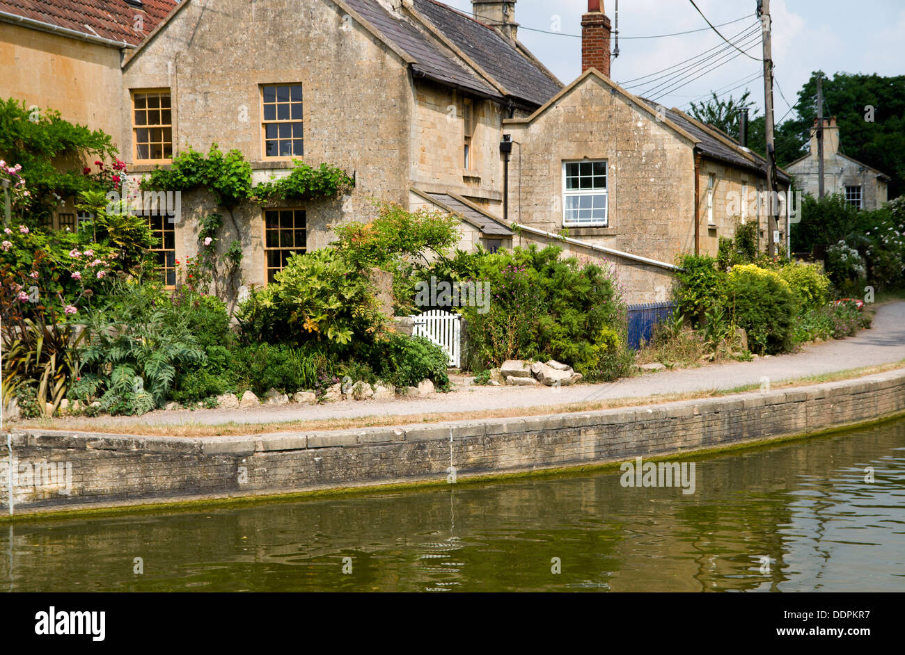 Häuser neben Kennet und Avon Kanal, Bradford on Avon, Wiltshire, England. Stockfoto