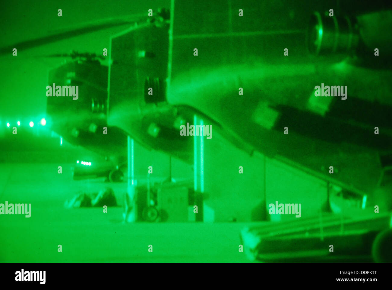 CH-47 Chinook-Hubschrauber aus B Company, 2. Bataillon (allgemeine Unterstützung, 36. Combat Aviation Brigade, Task Force Falcon, sitzen auf dem Flug Linie 31 Aug. in Bagram Air Field, Afghanistan. Stockfoto