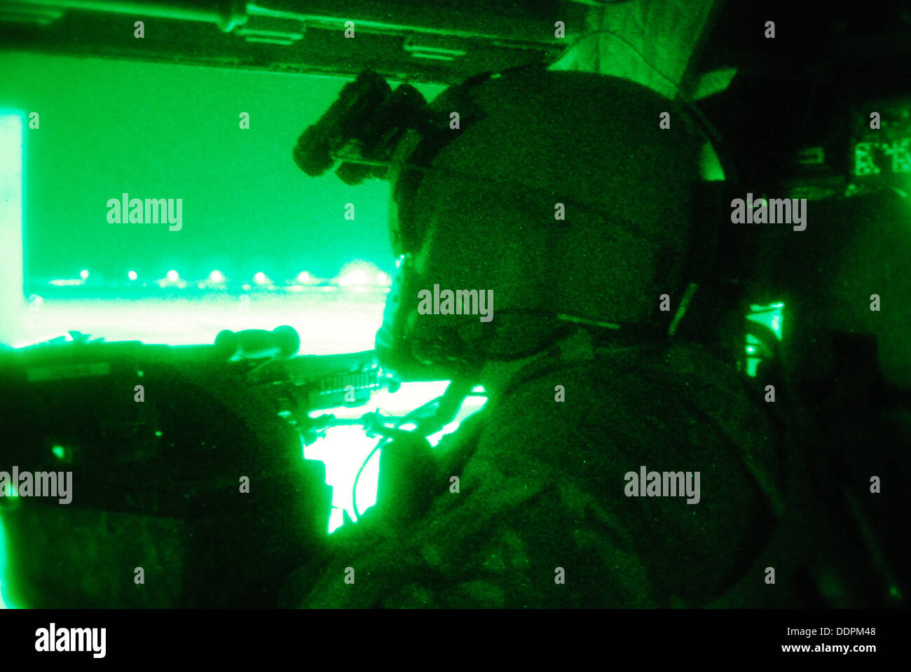 Staff Sgt Ronnie Guevara, Flugingenieur zugewiesen B Company, 2. Bataillon (allgemeiner Support), 36. Combat Aviation Brigade, Task Force Falcon, kommuniziert mit Piloten von einer CH-47 Chinook-Hubschrauber während des Rollens, Aug. 31 in Bagram Air Field, Afghani Stockfoto