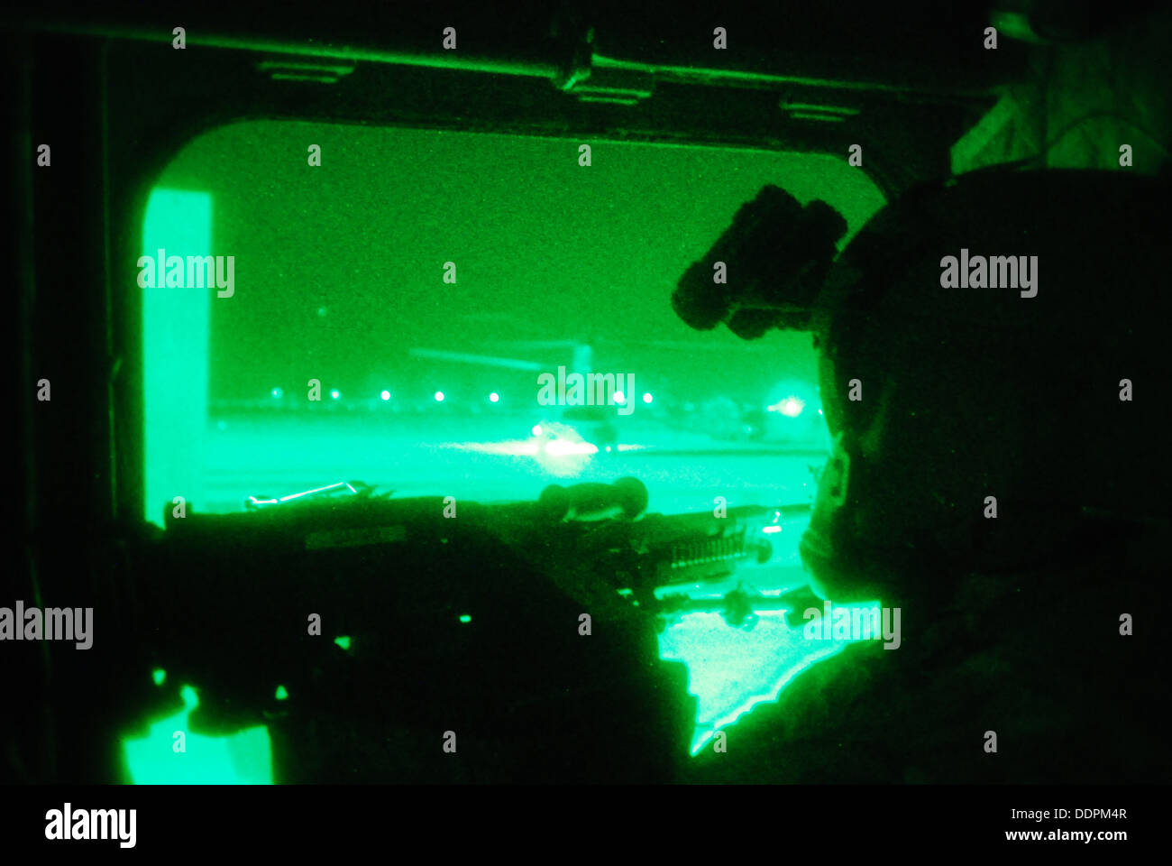 Staff Sgt Ronnie Guevara, Flugingenieur zugewiesen B Company, 2. Bataillon (allgemeiner Support), 36. Combat Aviation Brigade, Task Force Falcon, kommuniziert mit Piloten von einer CH-47 Chinook-Hubschrauber während des Rollens, Aug. 31 in Bagram Air Field, Afghani Stockfoto