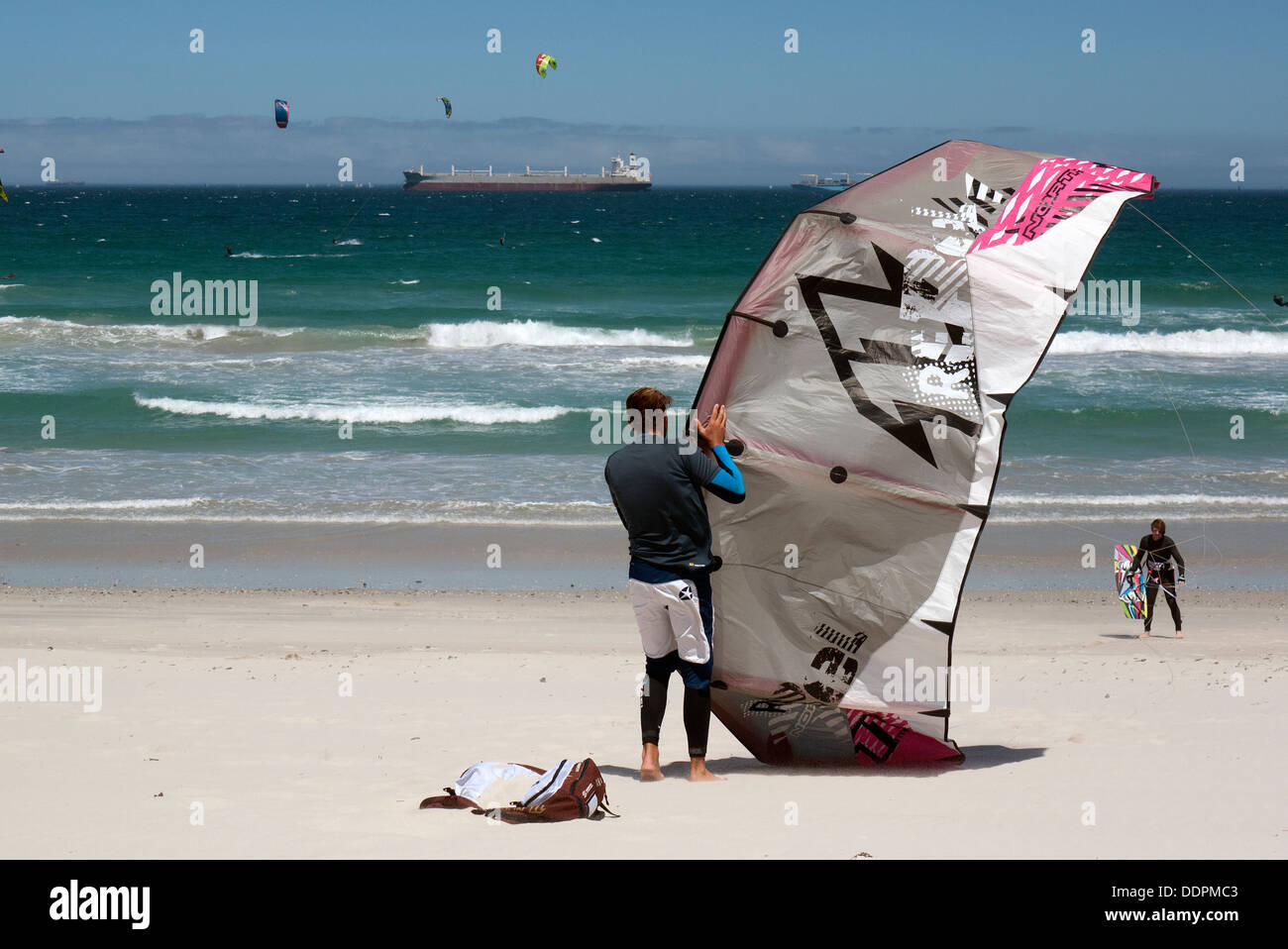 Kitesurfer bereitet seinen Kite am Strand in der Nähe von Cape Town, South Africa Stockfoto