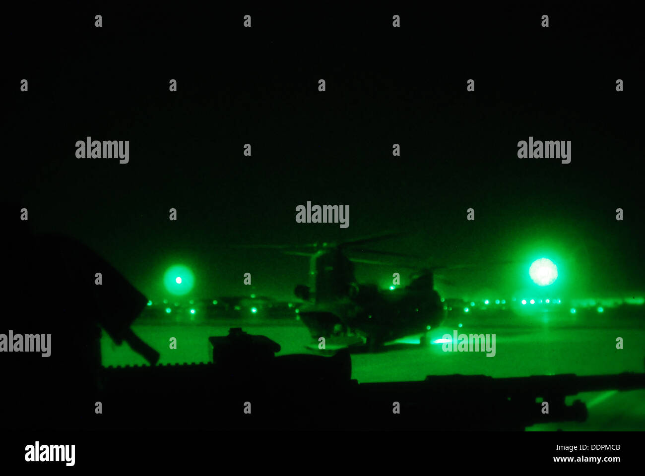 Ein CH-47 Chinook-Hubschrauber aus B Company, 2. Bataillon (allgemeiner Support), 36. Combat Aviation Brigade, Task Force Falcon, sitzt auf der Rampe in Bagram Air Field, Afghanistan, da Ausrüstung ausgeladen, Aug. 31. Stockfoto