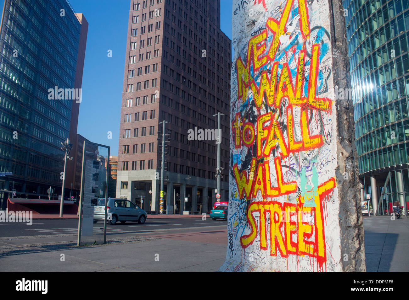 Kleine verbleibende Abschnitt der Berliner Mauer am Potsdamer Platz Graffiti "nächste Mauer zu Fall Wall Street" Berlin Deutschland Stockfoto
