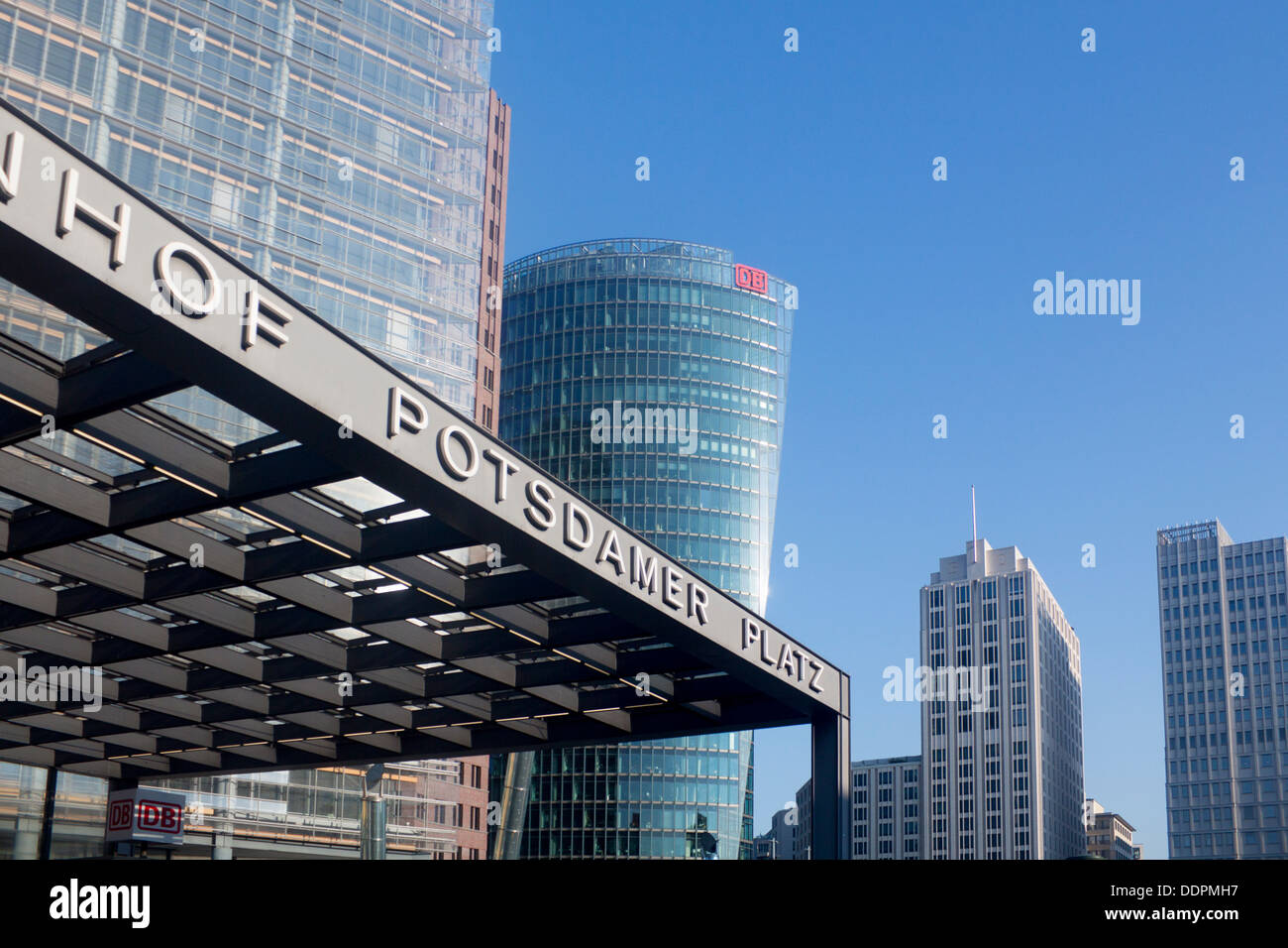 Potsdamer Platz Zeichen und Wolkenkratzern Mitte Berlin Deutschland Stockfoto