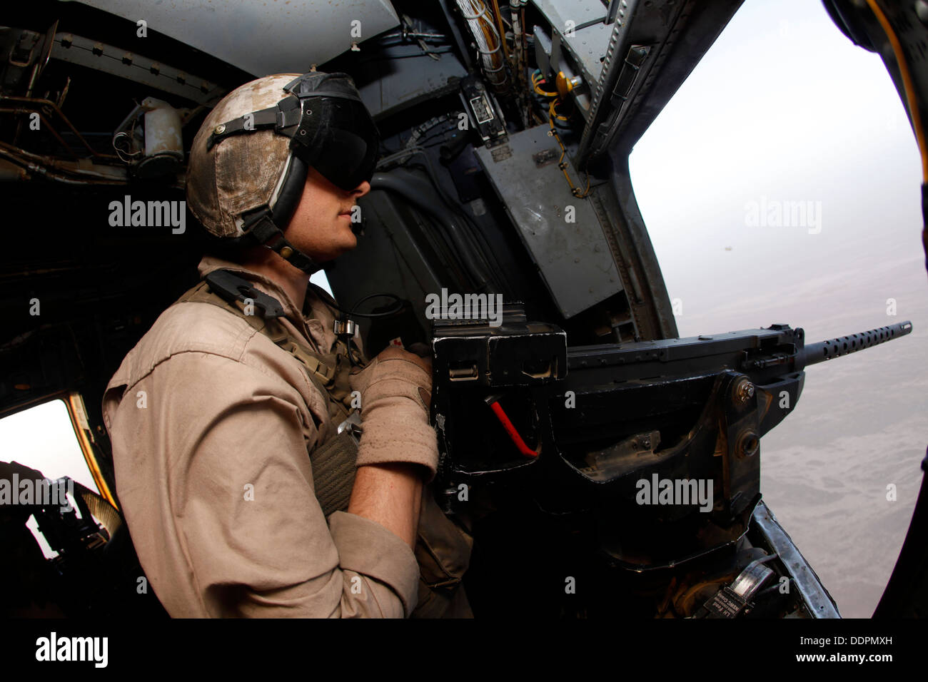 U.S. Marine Corps CPL. Jason Renstrom, Crewchief mit Marine schwere Hubschrauber Geschwader 462 (HMH-462), bietet Antenne Sicherheit gegenüber der Provinz Helmand, Afghanistan, 31. August 2013. HMH-462 transportiert Marines mit Golf Company, 2. Bataillon, 8. Marines, Stockfoto