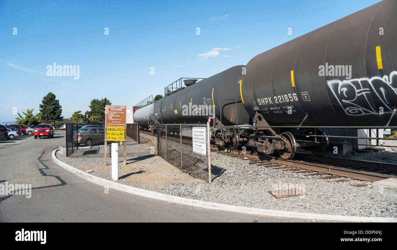 Linie Güterzug Tanker Waggons nähert sich malerische Bahnübergang am schönen Sommertag Edmonds, Washington Stockfoto