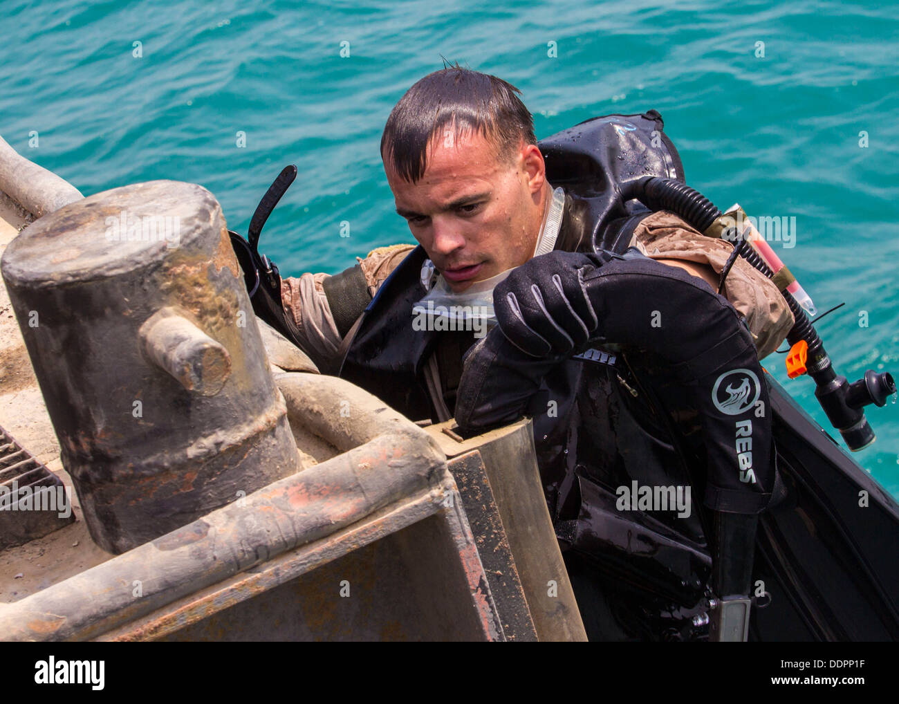 Ein US-Marine Force Reconnaissance Platoon, Raid-Force Meerespolitik, 26. Marine Expeditionary Unit (MEU), zugewiesen klettert eine Leiter, wie er eine amphibische Insertion auf maritime Infrastruktur während der Ausbildung ausländischer Marines in den USA führt 5. Flotte sind Stockfoto