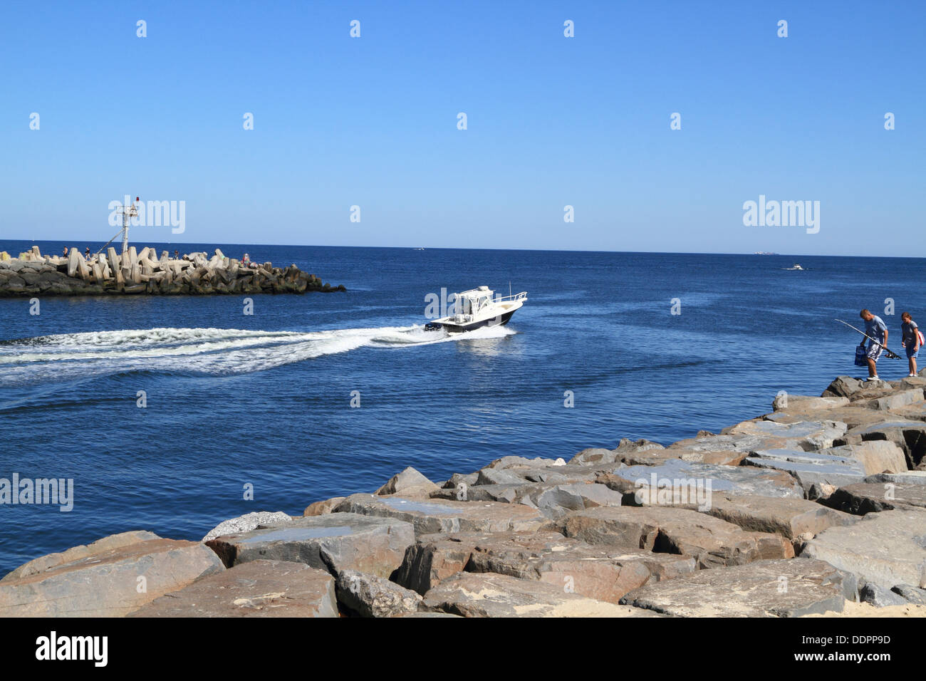 Ein Fischerboot, verlassen den Münster-Einlass in den Atlantischen Ozean. Point Pleasant Beach, New Jersey, USA Stockfoto