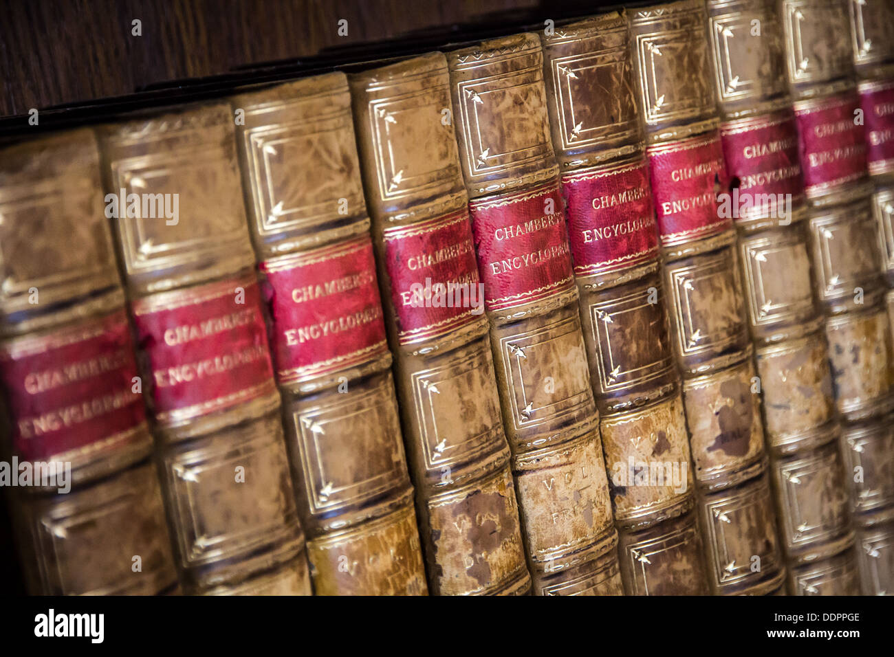 Alte Lexika auf einem Bücherregal im Torhaus in Kenilworth Castle Stockfoto