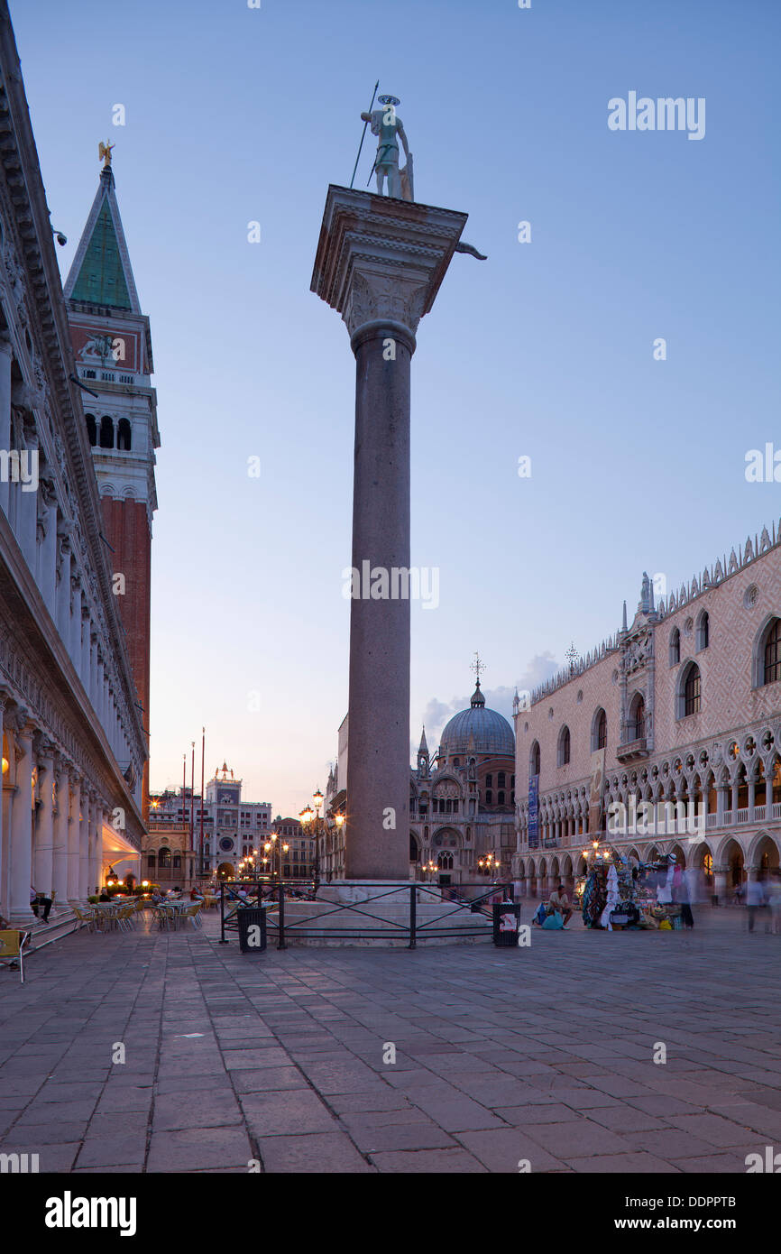 Saint Theodore aus Studium auf ein Krokodil, Markusplatz Glockenturm (Campanile di San Marco), Dogenpalast, Piazzo San Marco, Venedig Stockfoto