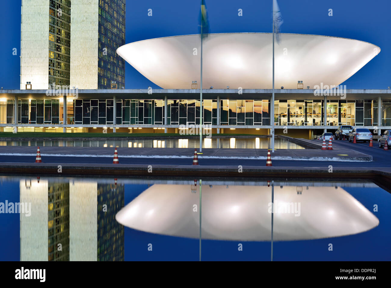 Brasilien, Brasilia: Nächtliche Vorderansicht des Nationalkongress-Gebäude Stockfoto