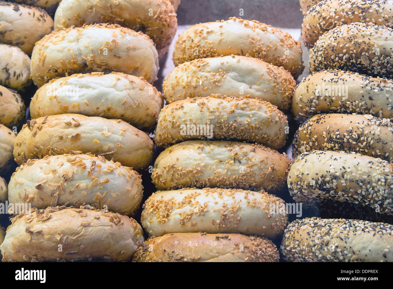 Auswahl an Bagels mit Körnern und Samen bei Bäckerei Shop Closeup Stockfoto