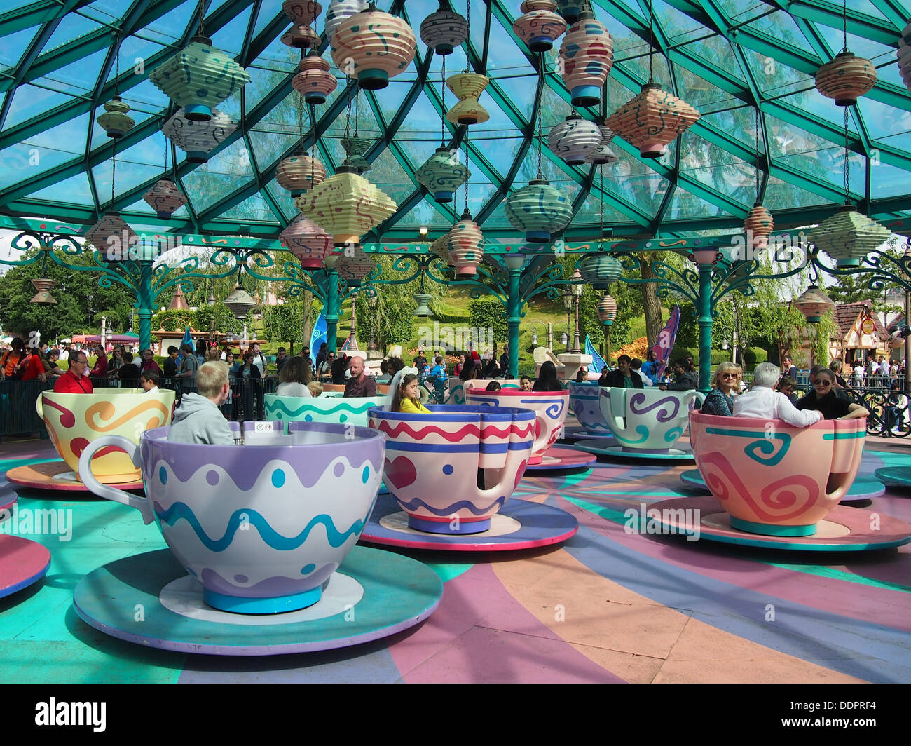 Die Mad Hatters Teetasse fahren im Disneyland Paris Stockfoto