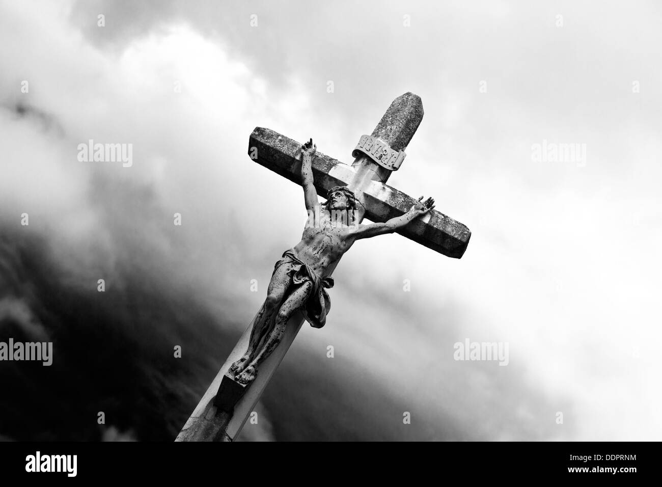 Schwarz und weiß von Kruzifix in der Kirche von St. Giles gegen Himmel, Cambridge, England Stockfoto