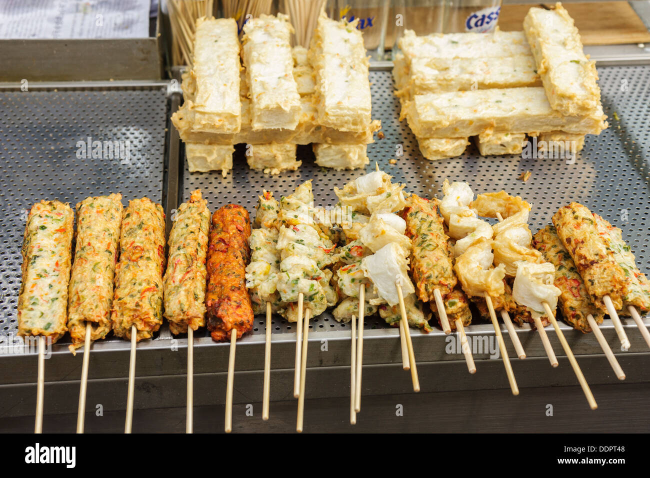 Koreanische Eomuk, auch bekannt als Odeng (Fischfrikadellen) zum Verkauf Stockfoto