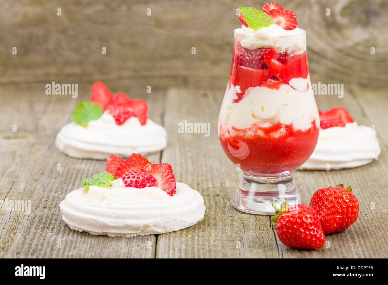 Eton Mess - Erdbeeren mit Sahne und Baiser. Klassische britische Sommer-Dessert. Stockfoto