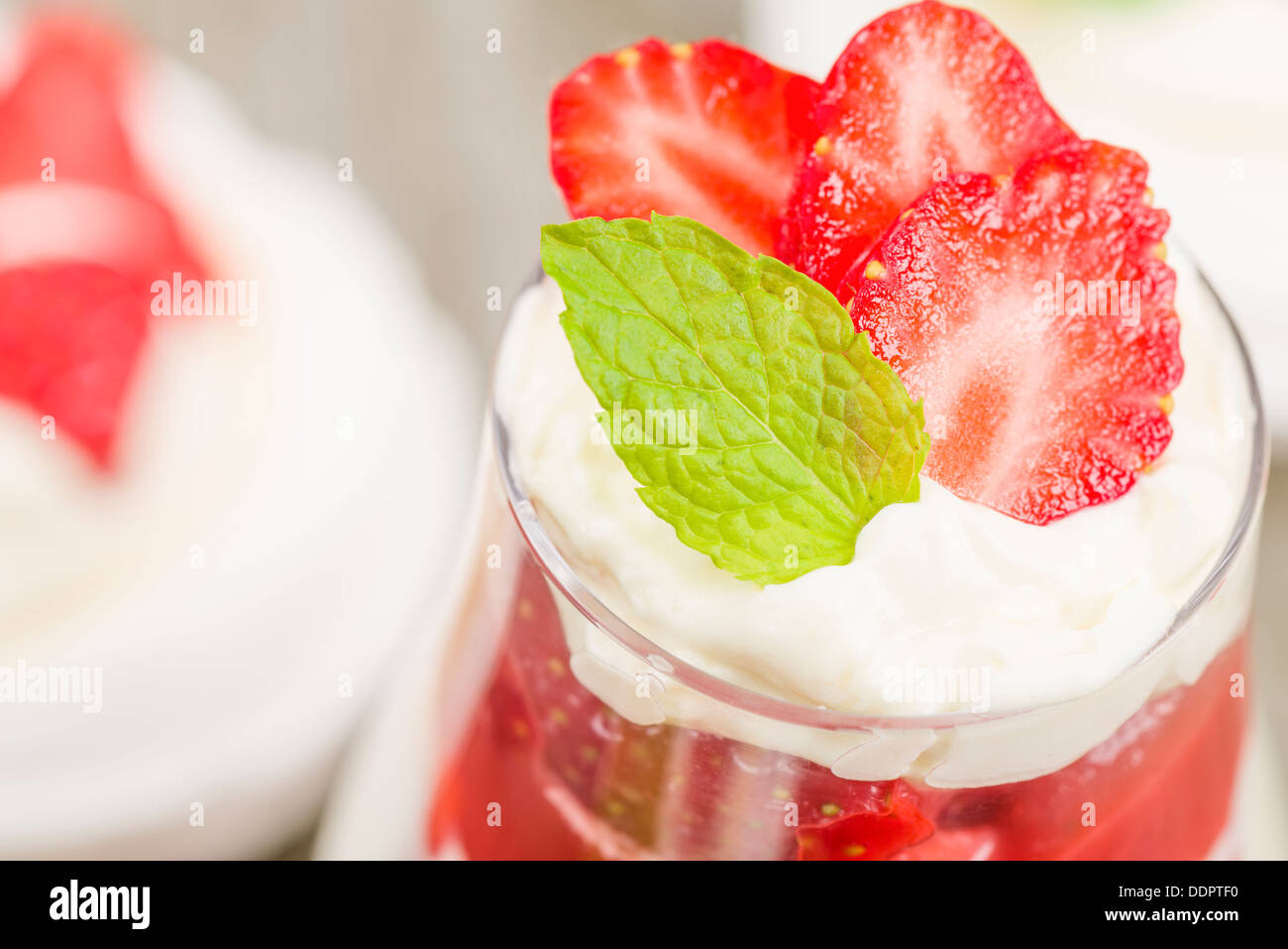 Eton Mess - Erdbeeren mit Sahne und Baiser. Klassische britische Sommer-Dessert. Stockfoto