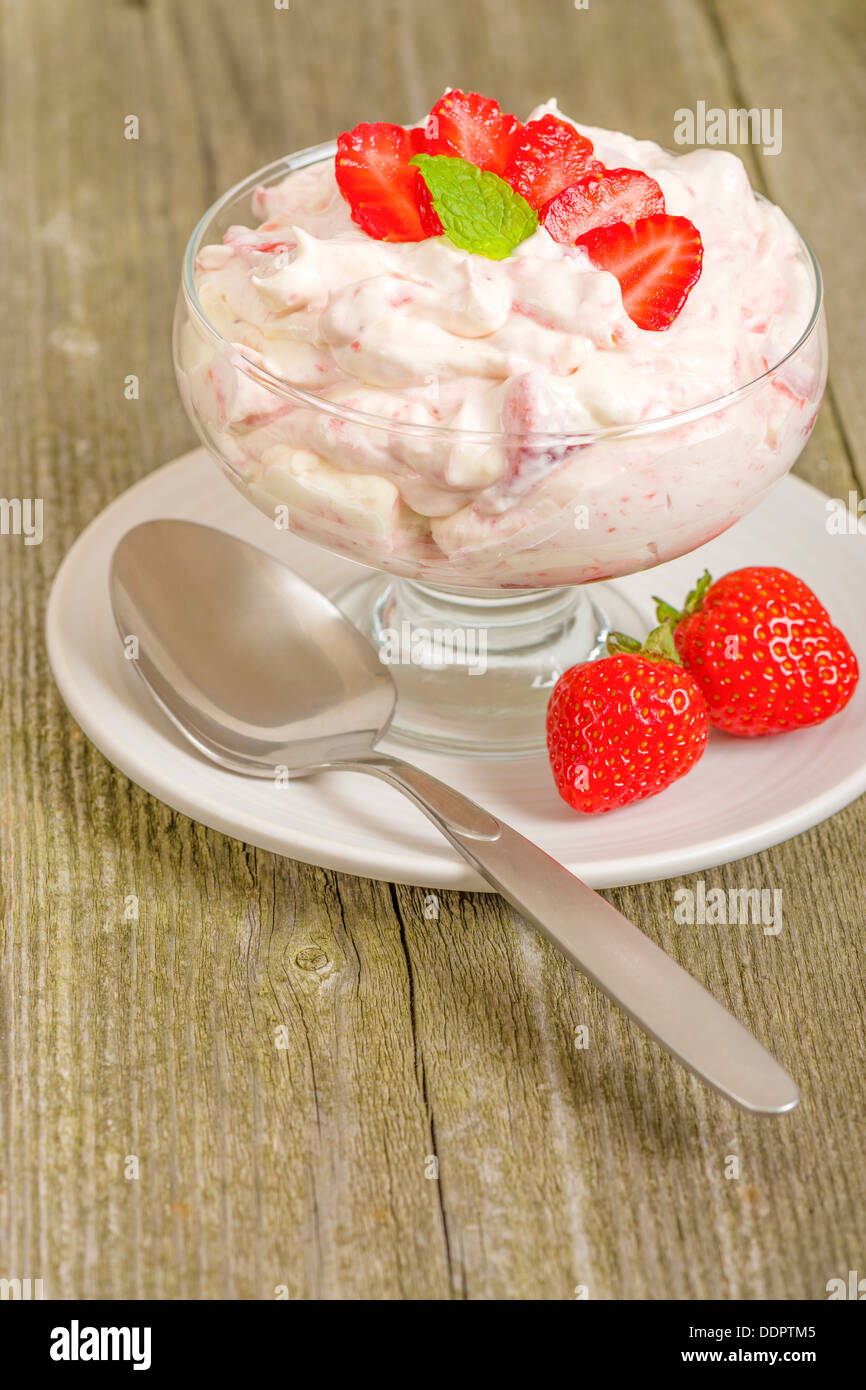 Eton Mess - Erdbeeren mit Sahne und Baiser. Klassische britische Sommer-Dessert. Stockfoto