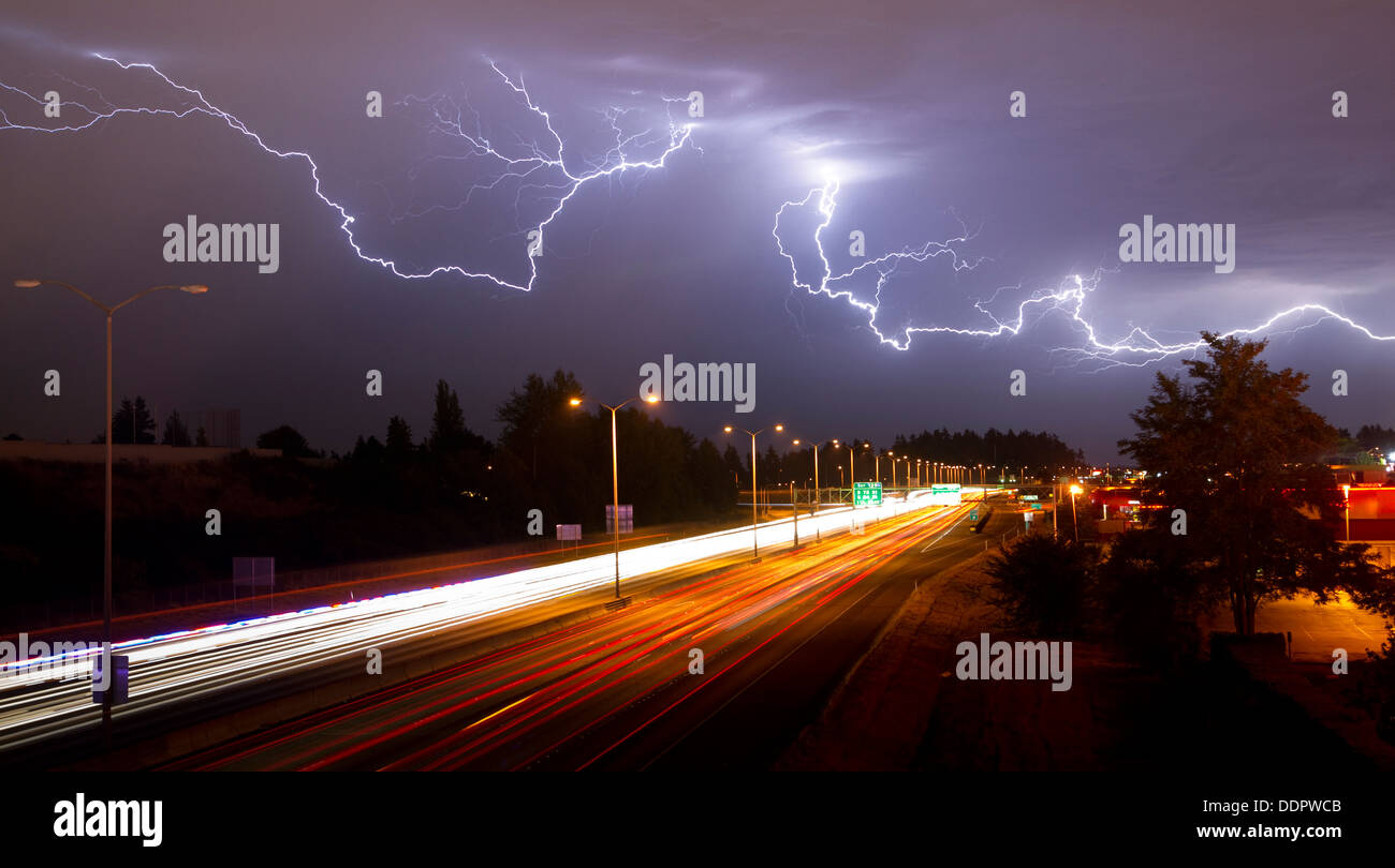 Blitze erleuchten den Himmel spät in der Nacht in Tacoma, Washington Stockfoto