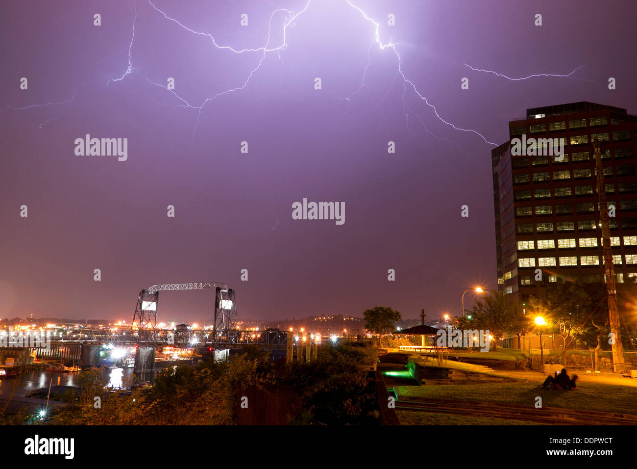 Blitze erleuchten den Himmel spät in der Nacht in Tacoma, Washington Stockfoto