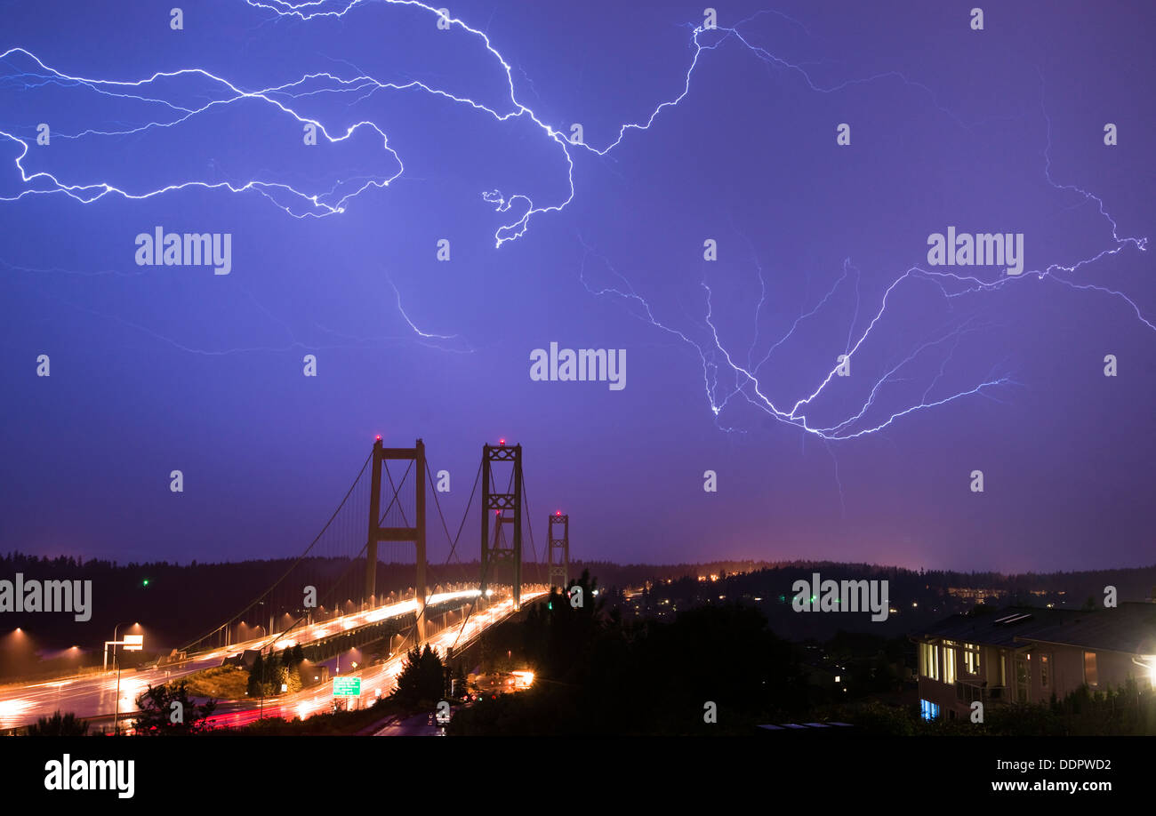 Spektakuläre Sturm zeigt seine Macht über die Tacoma Narrows Stockfoto