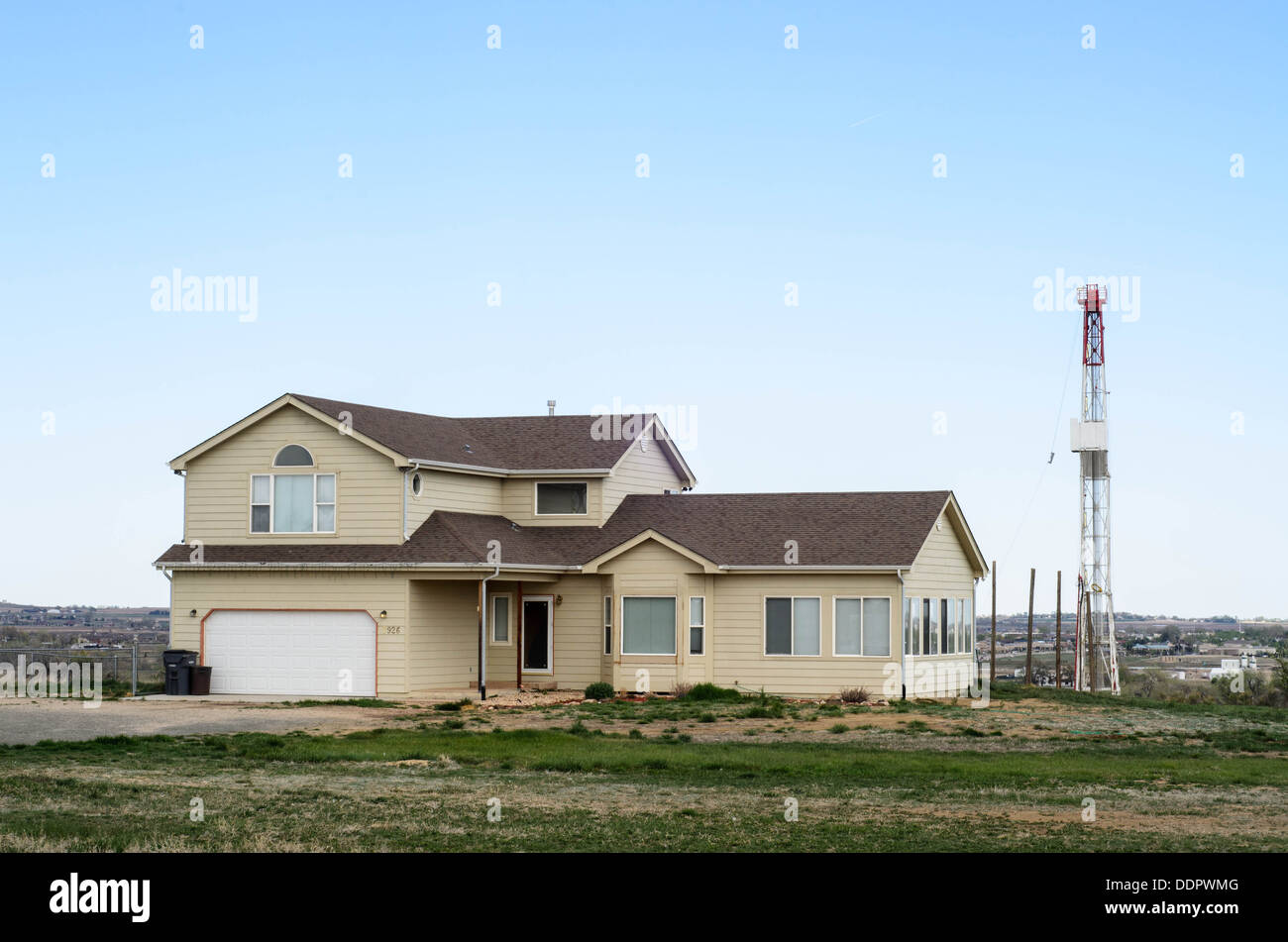 Fracking Bohrplattform sitzt hinter einem Haus in Colorado, USA Stockfoto