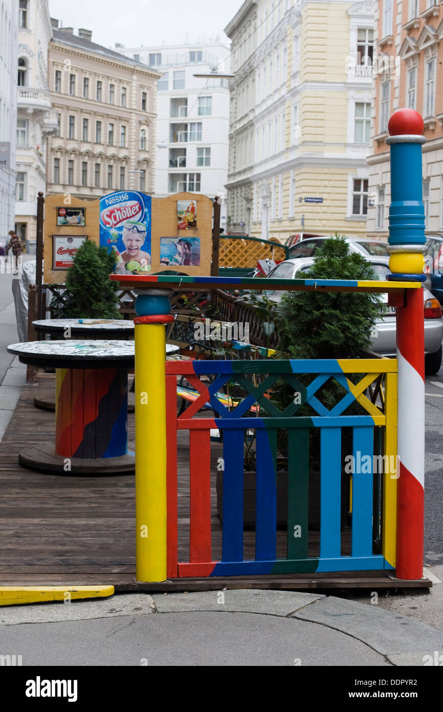Bunte Tische und Stühle in einem Außen Café Wien Österreich Stockfoto
