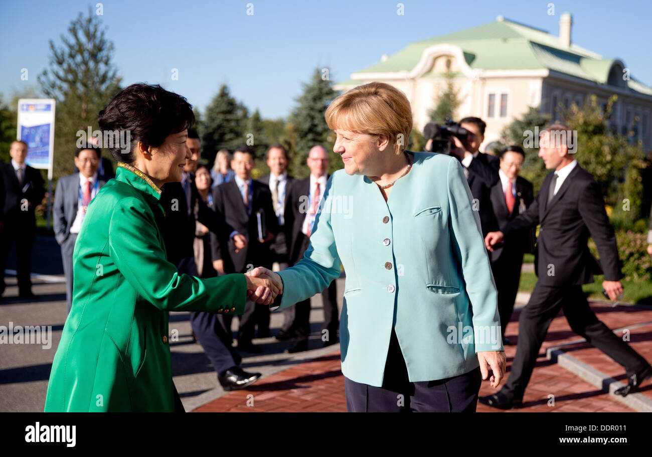 St. Petersburg, Russland. 06. September 2013. German chancellor Angela Merkel (R) begrüßt südkoreanischen Präsidenten Park Geun-Hye auf dem G20-Gipfel. Der G20-Gipfel findet vom 05 bis 06 September statt. Foto: Kay Nietfeld/Dpa/Alamy Live News Stockfoto