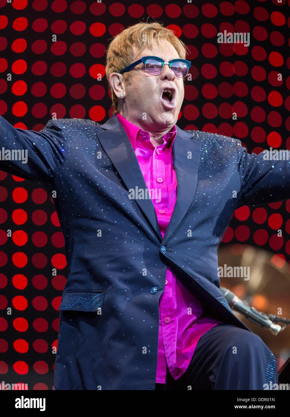 Berlin, Deutschland. 05. Sep, 2013. Sir Elton John führt auf der Waldbühne-Bühne in Berlin, Deutschland, 5. September 2013. Britischer Musiker John gibt fünf Konzerte in Deutschland während seiner "Greatest Hits Live Tour 2013". Foto: Florian Schuh/Dpa/Alamy Live News Stockfoto