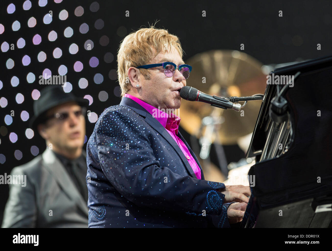 Berlin, Deutschland. 05. Sep, 2013. Sir Elton John führt auf der Waldbühne-Bühne in Berlin, Deutschland, 5. September 2013. Britischer Musiker John gibt fünf Konzerte in Deutschland während seiner "Greatest Hits Live Tour 2013". Foto: Florian Schuh/Dpa/Alamy Live News Stockfoto