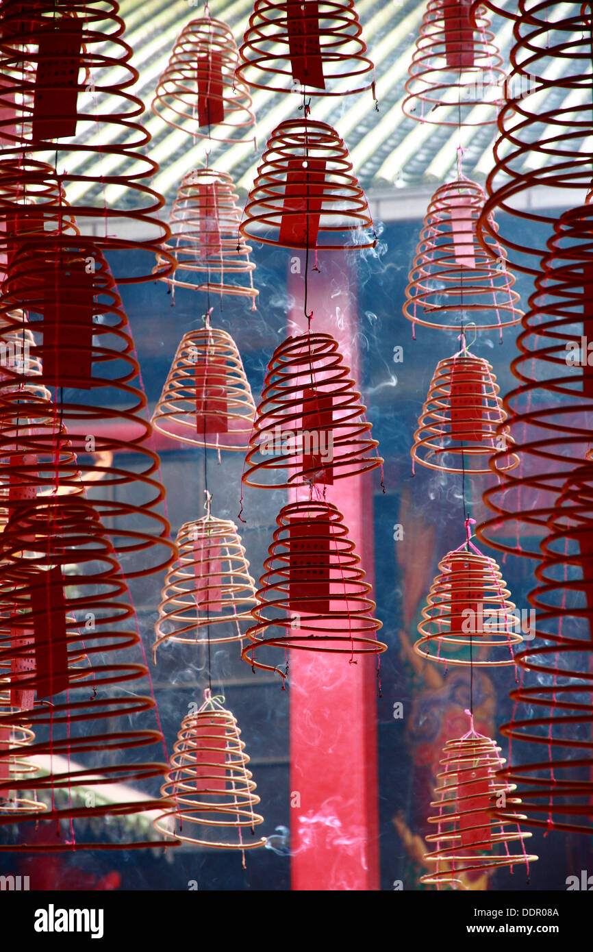 Gruppe von chinesischen Räucherstäbchen hängen im Tempel Stockfoto