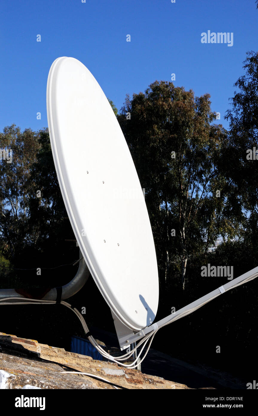 1,3 Meter Sat-Schüssel, Costa Del Sol, Andalusien, Spanien, Westeuropa. Stockfoto