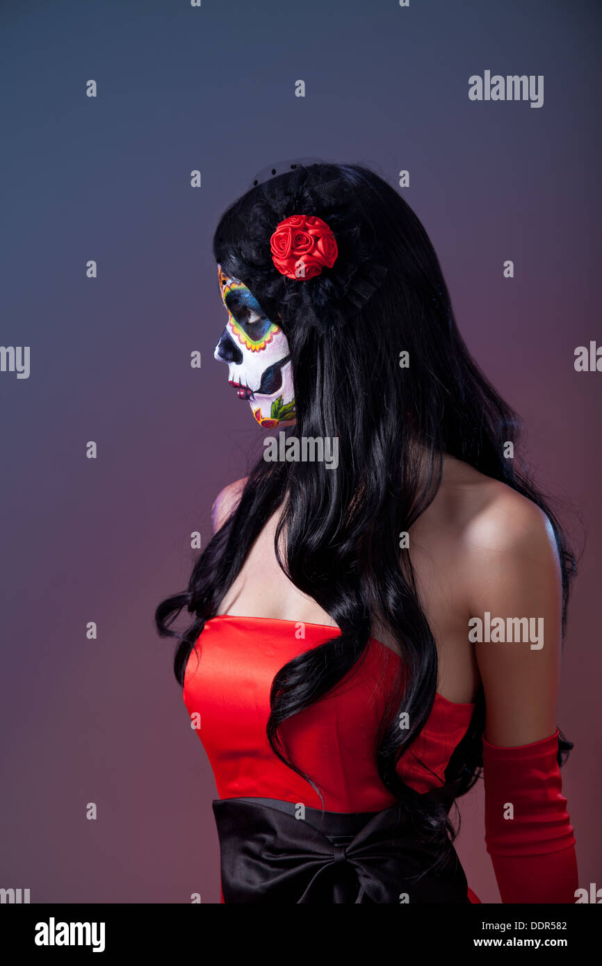 Profil-Schuss Zucker Schädel Mädchens, Tag der Toten, Halloween-Thema Stockfoto