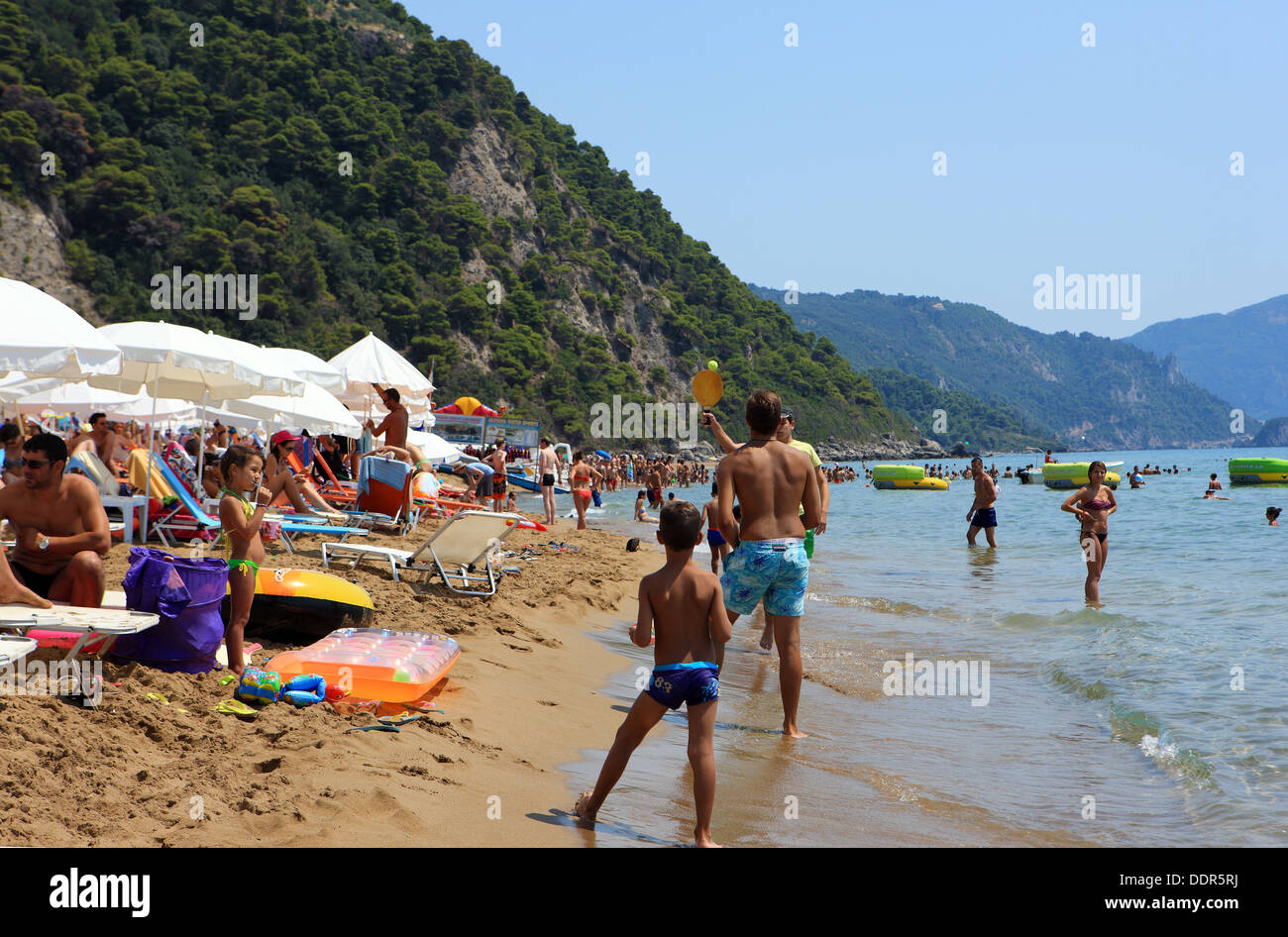 Belebten Glyfada Strand auf der Insel Korfu in Griechenland Stockfoto
