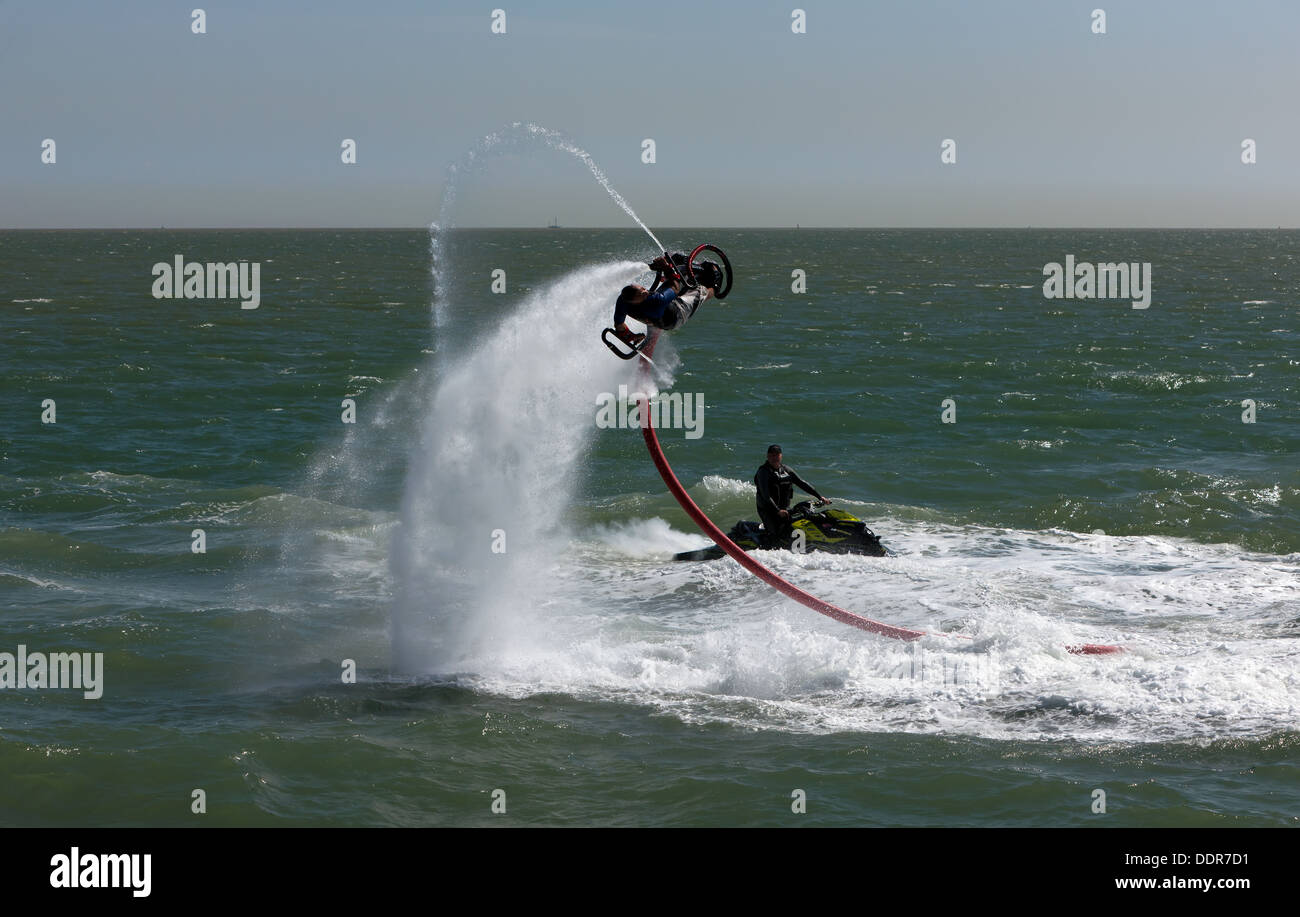 Dave Thompson führt eine erstaunliche Fly Board-Demonstration in Broadstairs Wasser Gala 2013. Stockfoto