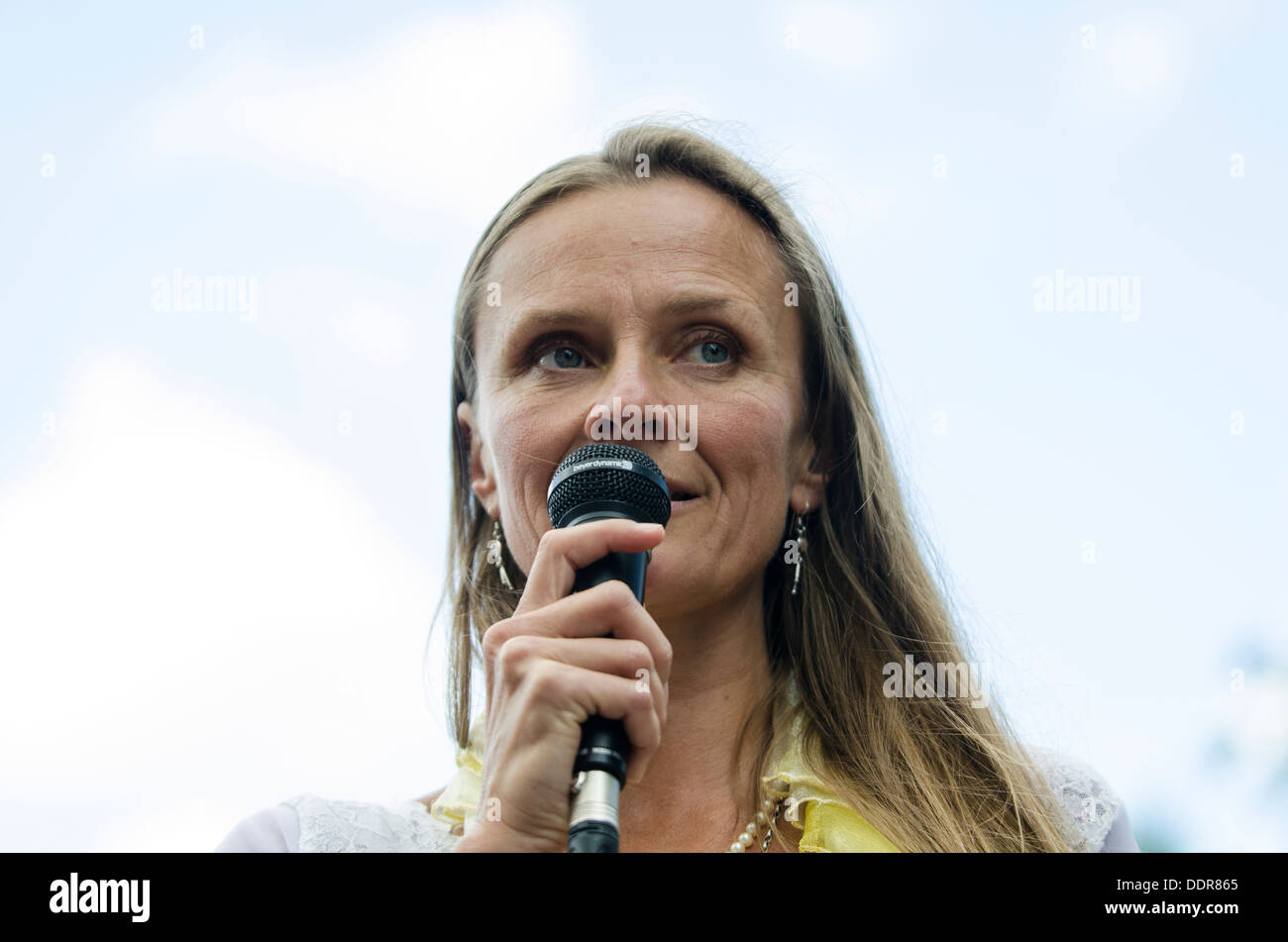 Vanessa Vine anlässlich Gürtel es heraus Balcombe, Balcombe, West Sussex, für die Anti-Fracking Kampagne, 11. August 2013 Stockfoto