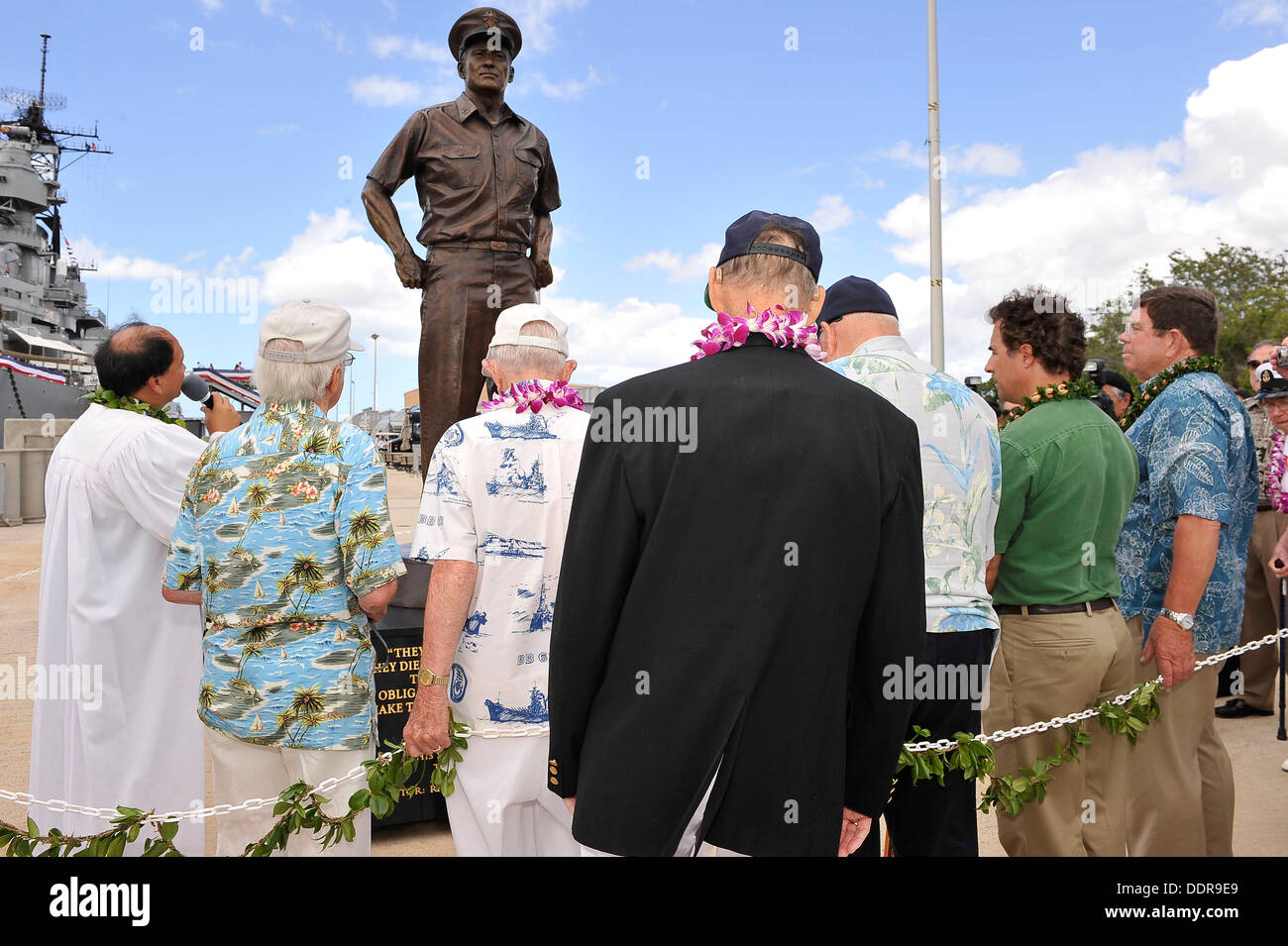 Zusammen mit der traditionellen hawaiianischen Segen, Zweiter Weltkrieg, die Veteranen in Anwesenheit Rendern Ehrungen zum Fleet Admiral Chester W. Nimitz, bei der Enthüllung der Statue während der USS Missouri Memorial Association 68. Jahrestag Feier zum Gedenken an die Stockfoto