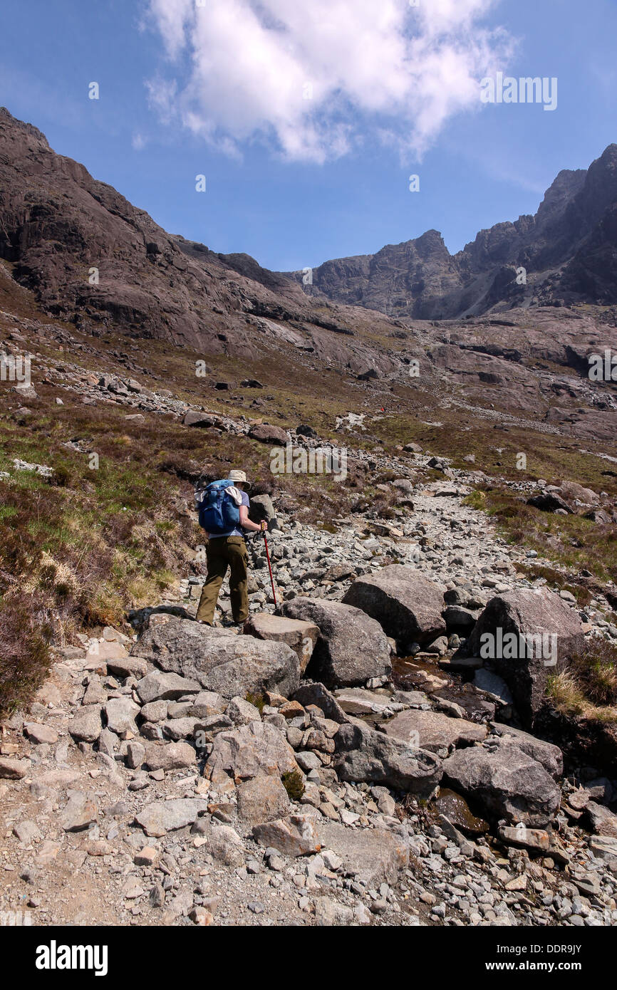 Weibliche Hillwalker auf Fußweg Coire Lagan und Sgurr Alasdair in Black Cuillin Mountains, Isle Of Skye, Schottland, Großbritannien Stockfoto