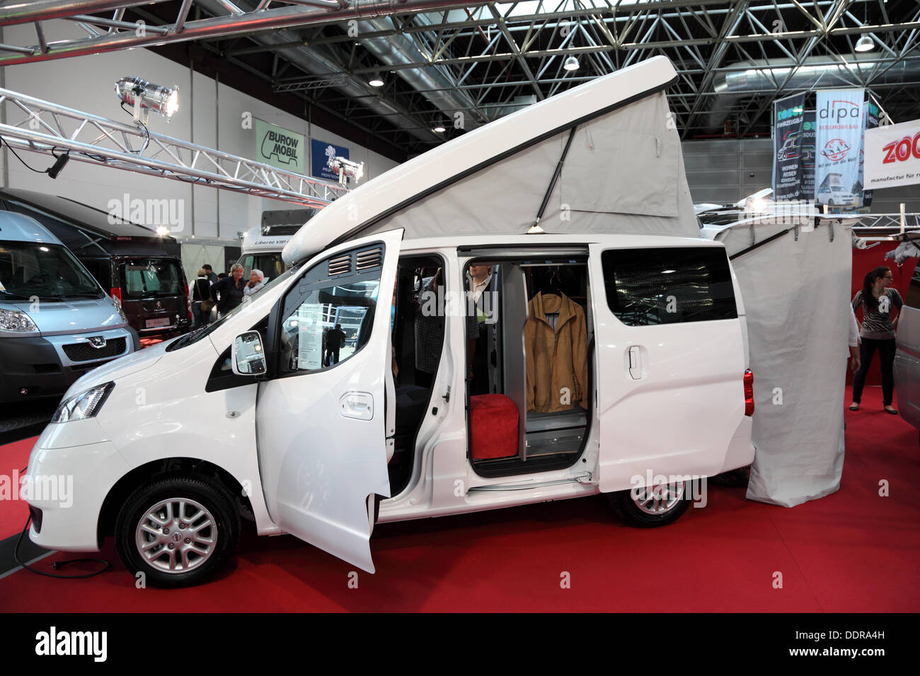 Düsseldorf, Deutschland. 05. Sep, 2013. Düsseldorf - SEPTEMBER 4: Moderne Wohnmobil mit Hubdach auf dem Caravan Salon Ausstellung 2013 am 4. September 2013 in Düsseldorf Credit: Philippos/Alamy Live-Nachrichten Stockfoto