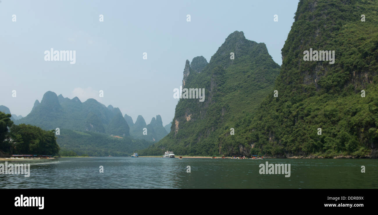 Ausflugsboote in den Li-Fluss mit Bergen im Hintergrund, Yangshuo, Guilin, Provinz Guangxi, China Stockfoto