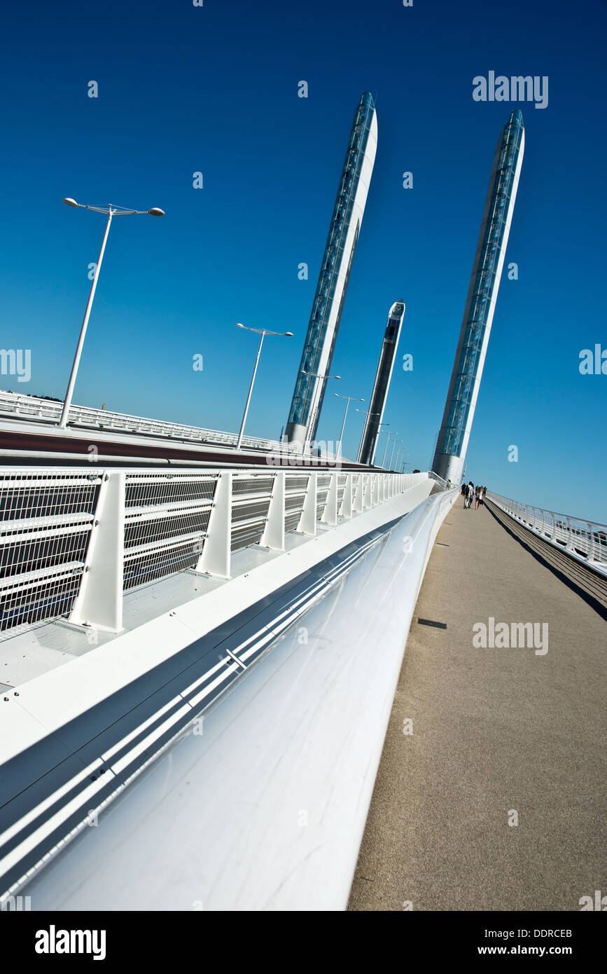 Pont Jacques Chaban-Delmas, neuen Hubbrücke über den Fluss Garonne in Bordeaux - Frankreich Stockfoto Pont Jacques Chaban-Delmas, neuen Hubbrücke über den Fluss Garonne in Bordeaux - Frankreich Stockfoto